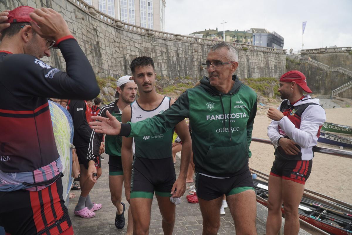 El CR Cabo da Cruz, en la categoría masculina, y el CR Salgado-Perillo, en la femenina resultaron ganadores del Trofeo Teresa Herrera de Traineras disputado este fin de semana en la ensenada del Orzán. El CR Cabo da Cruz, en la categoría masculina, y el CR Salgado-Perillo, en la femenina resultaron ganadores del Trofeo Teresa Herrera de Traineras disputado este fin de semana en la ensenada del Orzán.