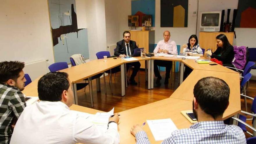 Los representantes de la Comisión reunidos con los ediles del Ayuntamiento en La Alhóndiga.