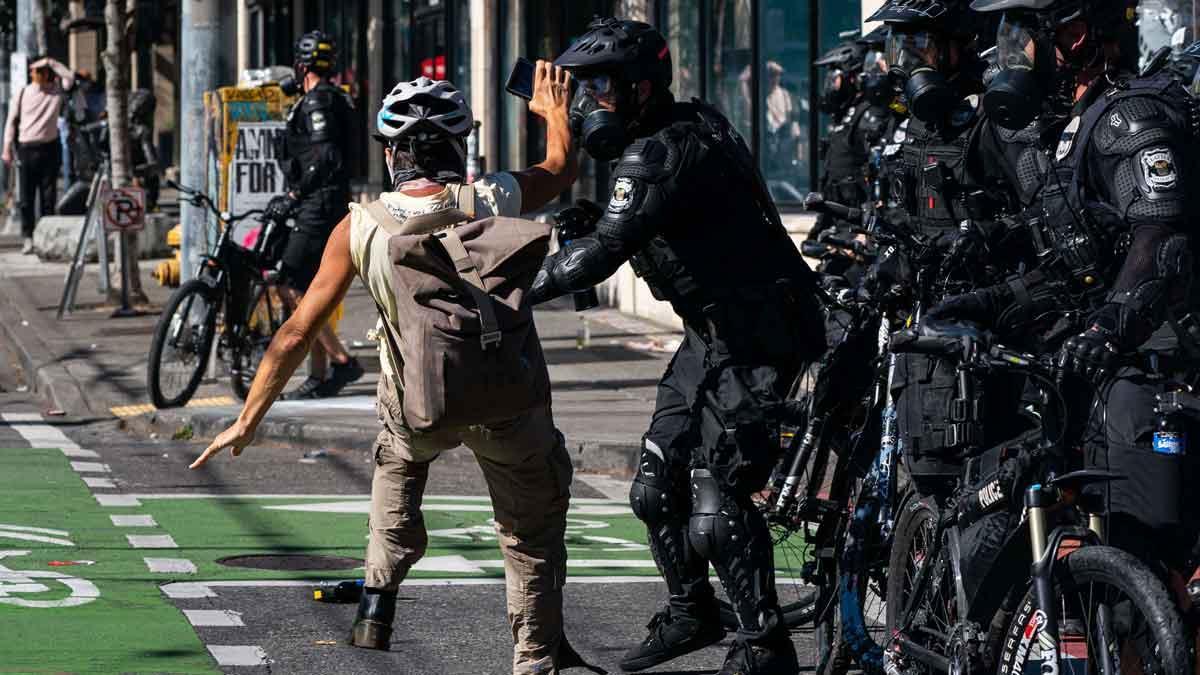 Las protestas contra Trump en Seattle se saldan con 45 detenidos. En la foto, un policía empuja a un manifestante durante los disturbios.