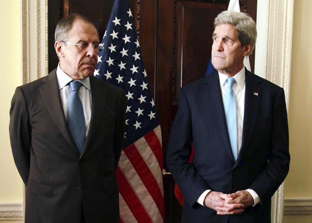 Serguei Lavrov (esquerra) i John Kerry, durant la trobada que han tingut a Londres, aquest divendres.