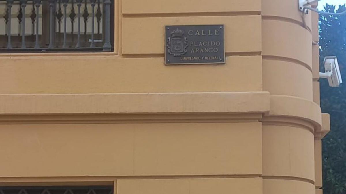 Por la izquierda, Manuel Arango, Alfredo Canteli y Maite Arango, ayer, posando junto a la placa de la calle dedicada a Plácido Arango. | LNE