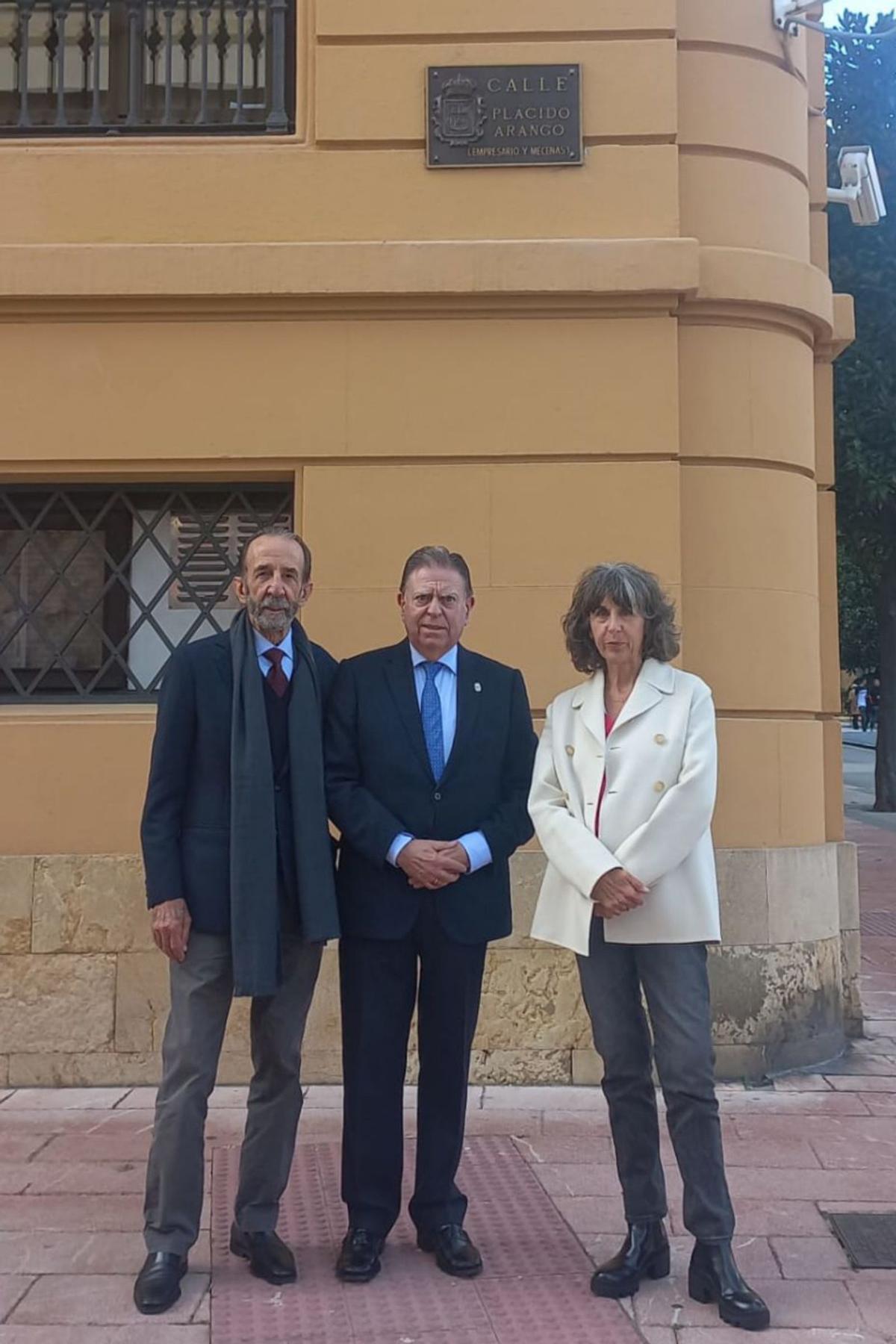 Por la izquierda, Manuel Arango, Alfredo Canteli y Maite Arango, ayer, posando junto a la placa de la calle dedicada a Plácido Arango. | LNE