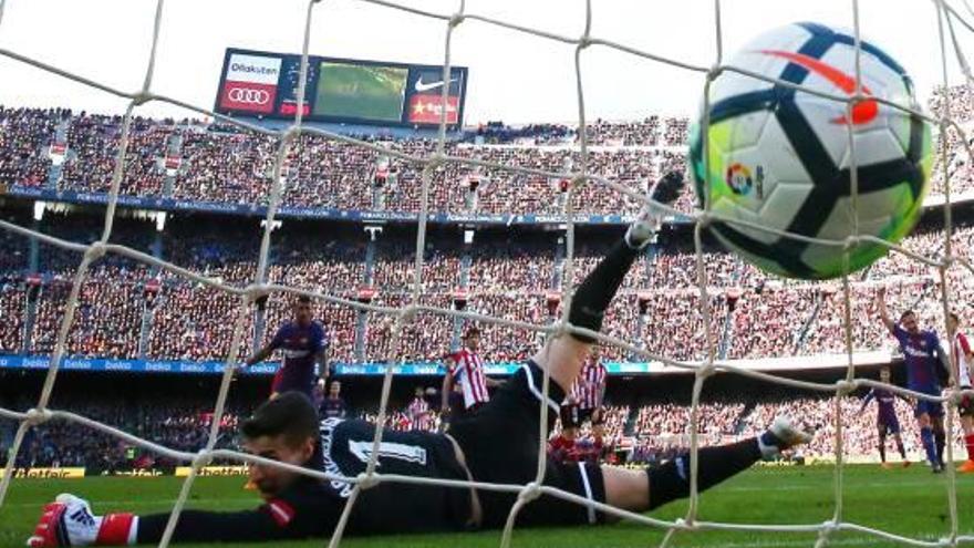 Kepa ha tocat la pilota però no ha pogut impedir que el xut de Messi es converteixi en el segon gol local