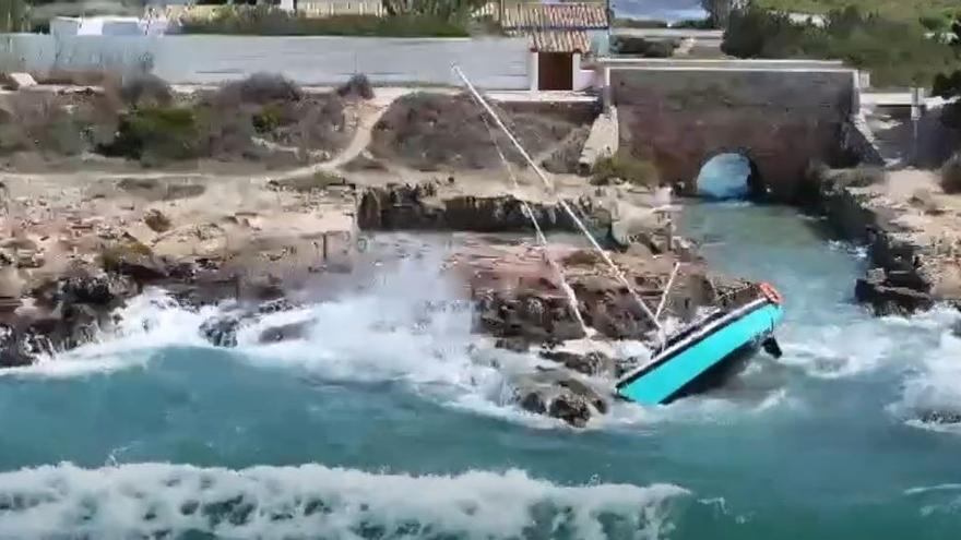 El velero varado por el temporal en Formentera