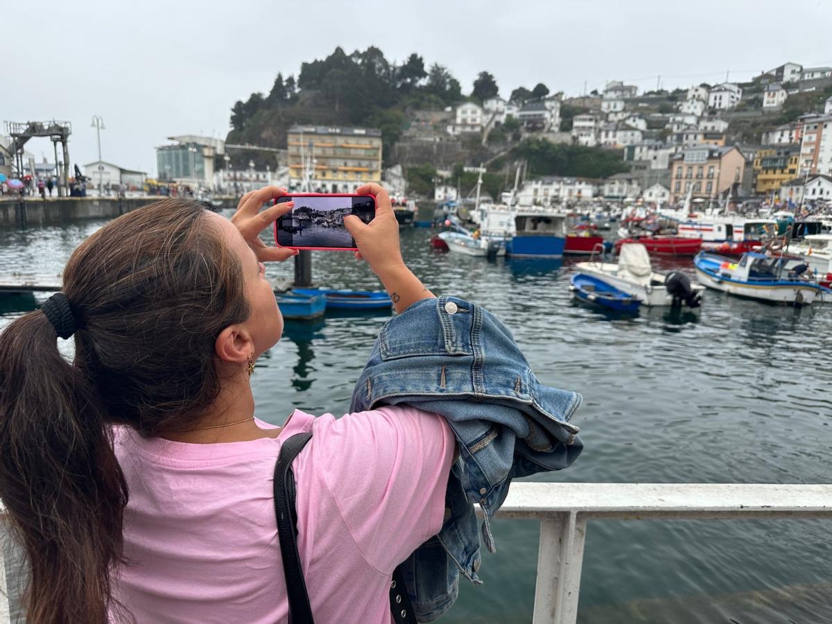 Las fiestas del Rosario de Luarca: emoción y alegría bajo la lluvia