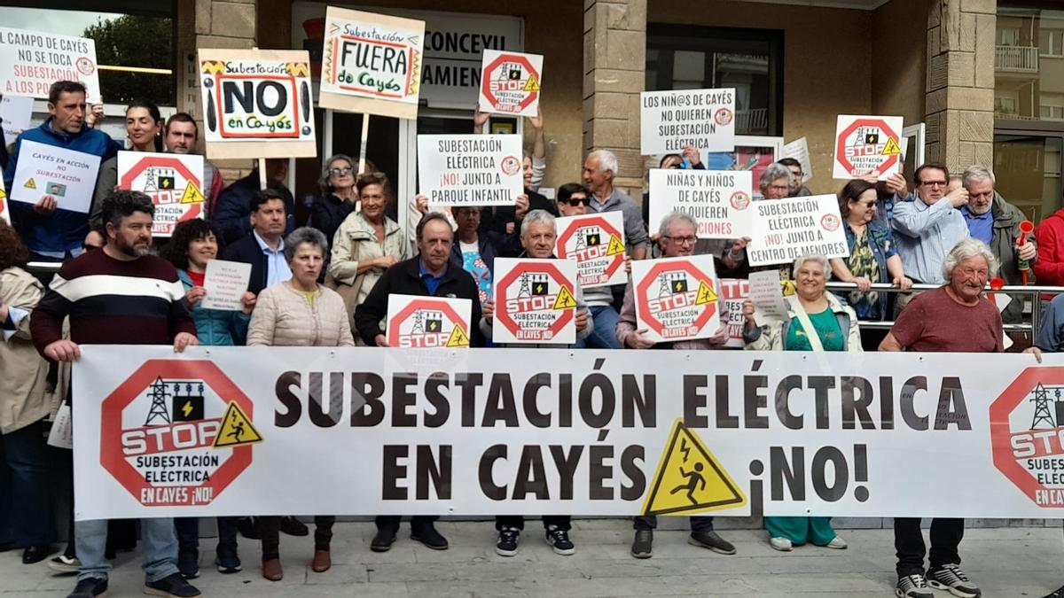 La protesta de los vecinos, a las puertas del Ayuntamiento.