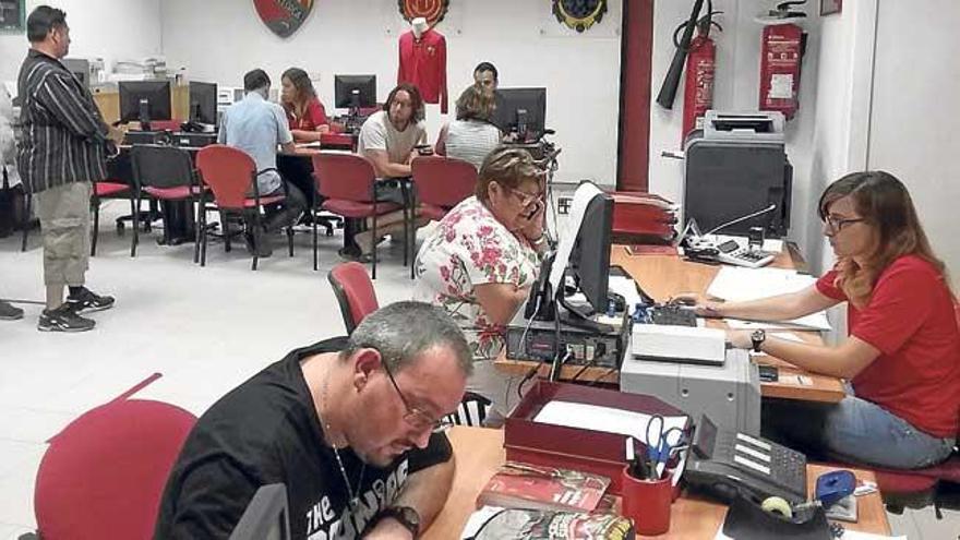 Imagen de la oficina de atención al abonado, ayer.