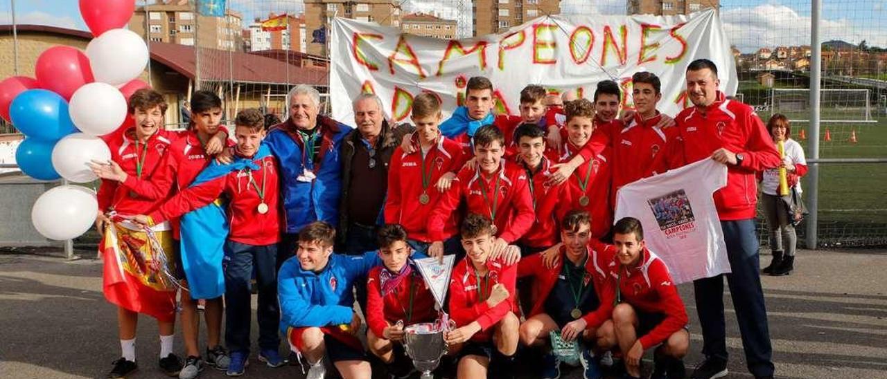 Los jugadores del cadete B del TSK Roces posan con la copa de campeones del torneo &quot;Adriá Cup&quot; a su llegada a Gijón.