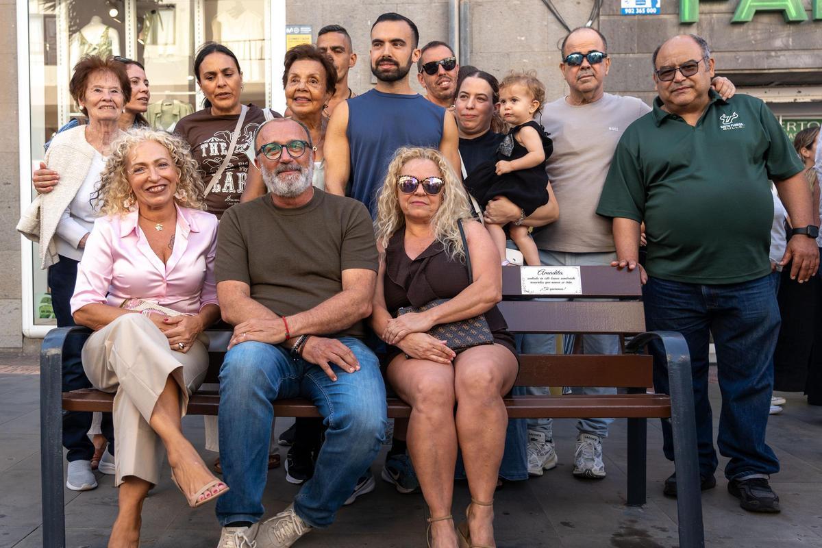 Las hijas y familiares de Amadita acompañadas del alcalde Francisco García.
