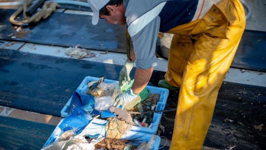 Casi 600 barcos de pesca reciclan 190 toneladas de plásticos del mar al año