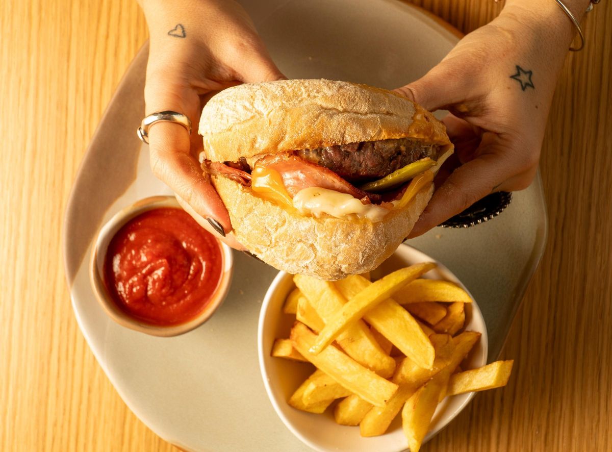 Hamburguesa a la parrilla de Finca La Desa.