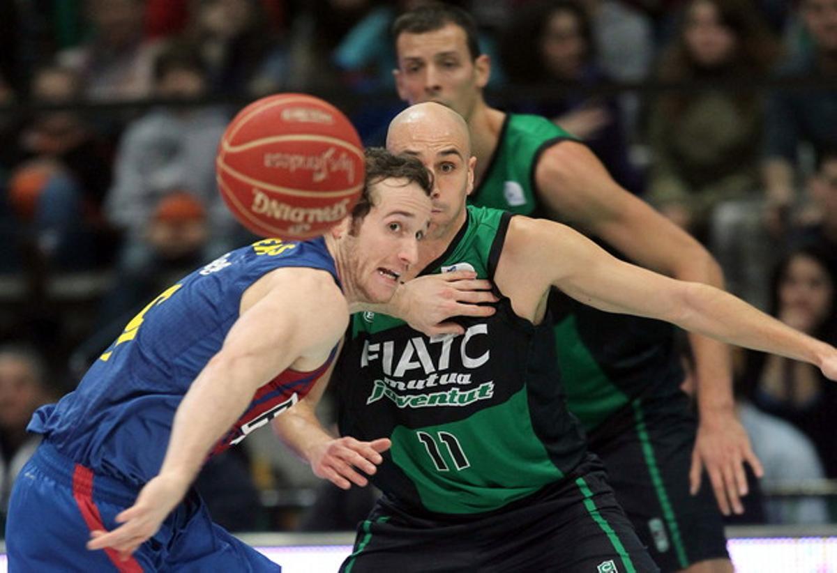 El base del Barça Regal Marcelinho Huertas i el del FIATC Joventut Albert Oliver miren la pilota durant el partit de l’Olímpic de Badalona. El base del Barça Regal Marcelinho Huertas i el del FIATC Joventut Albert Oliver miren la pilota durant el partit de l’Olímpic de Badalona.