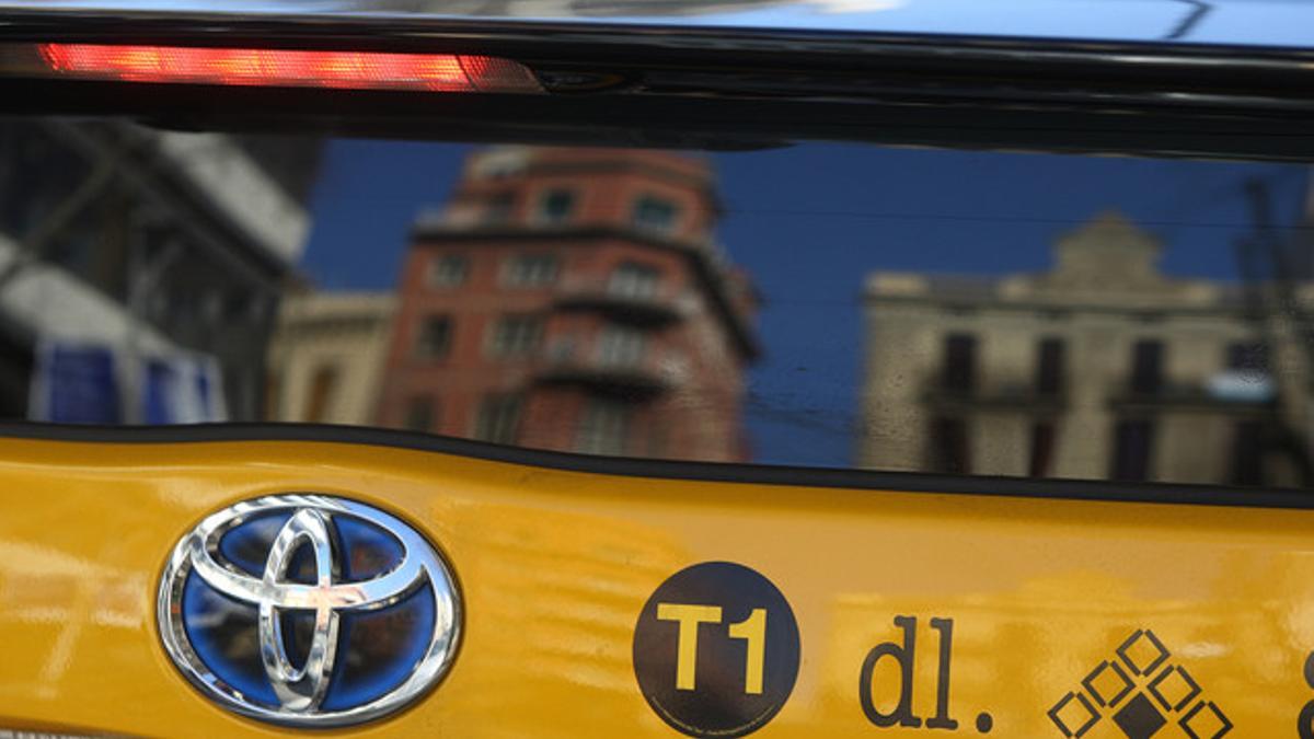 Una pegatina redonda señala el turno de cada taxi; en este caso el vehículo es del turno T-1.