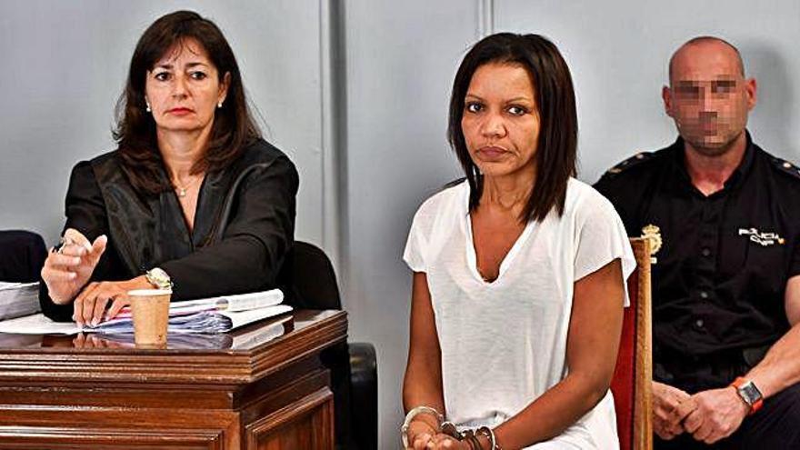 Ana Julia Quezada, al costat de la seva advocada, a l&#039;inici del seu judici.