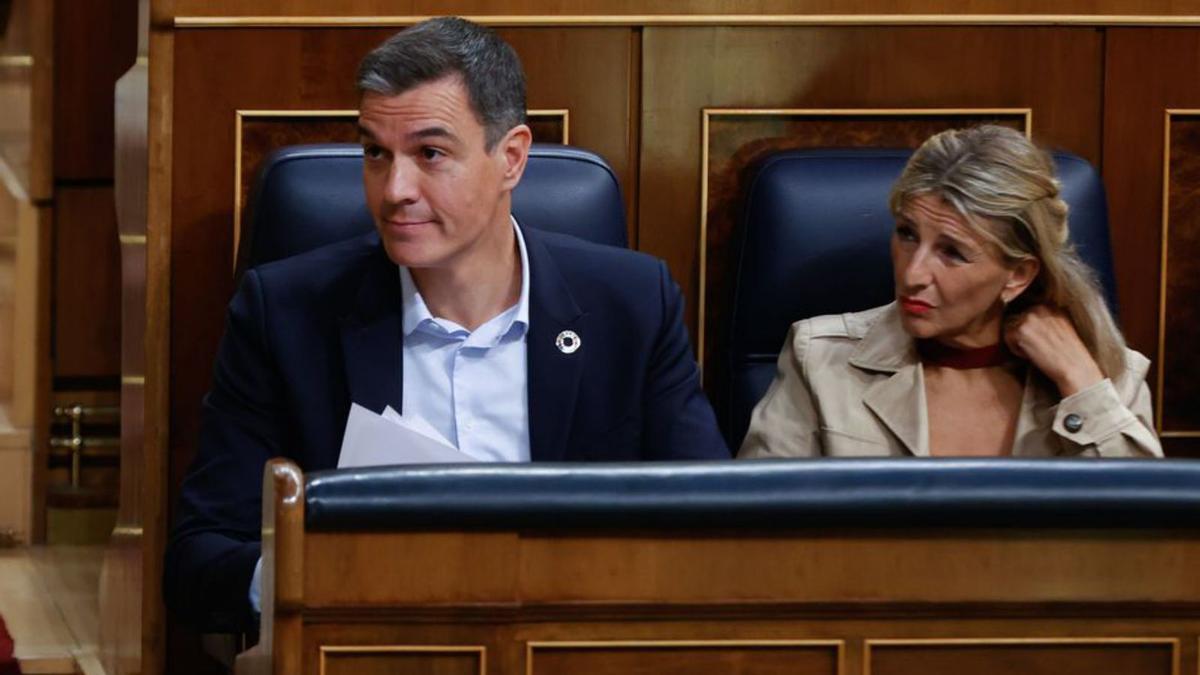 Pedró Sánchez i la ministra de Treball, Yolanda Díaz | JAVIER LIZÓN/EFE