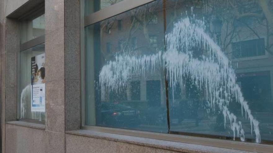 Los cristales del BBVA en el paseo Germanies fueron rociados de forma abundante con el ácido.