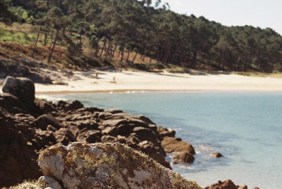 La imagen de la Costa de la Muerte se conforma de grandes rocas y largas playas cristalinas.