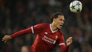 Virgil van Dijk del Liverpool en acción durante el partido de ida de semifinales de la Liga de Campeones entre el Liverpool FC y la AS Roma en el estadio de Anfield de Liverpool