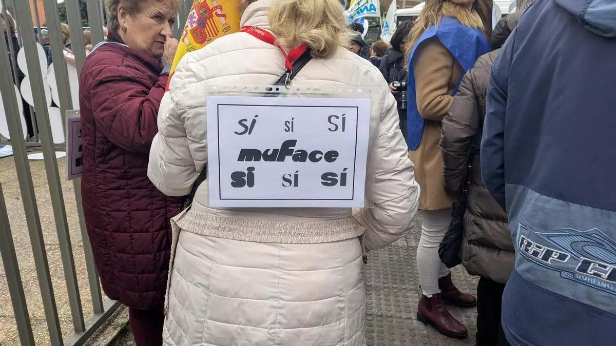 Concentración de funcionarios por la crisis de Muface.