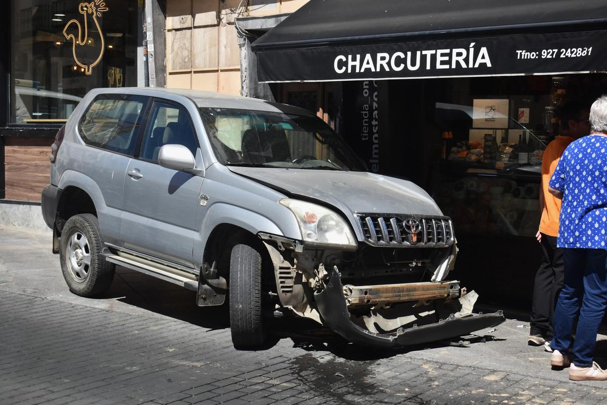 Galería | Aparatoso accidente en el centro de Cáceres Galería | Aparatoso accidente en el centro de Cáceres