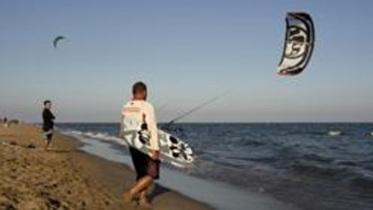 Aficionados al kitesurf, en Castelldefels, en junio del 2011.