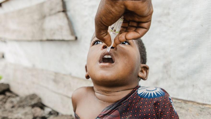 Un niño recibe una dosis de alimento terapéutico.  | // CEDIDA