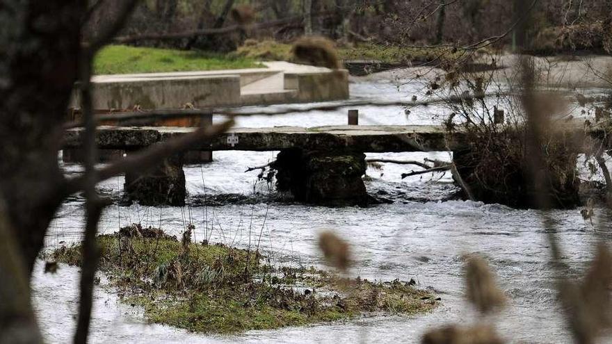 El caudal del río Deza aumentó de forma considerable a su paso por la playa fluvial de Pozo do Boi, en Vilatuxe. // Bernabé/Javier Lalín