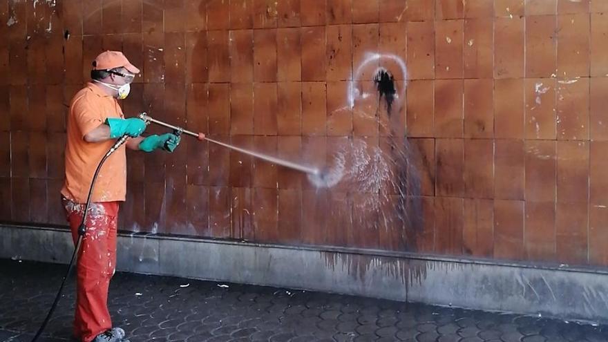 El ayuntamiento limpia 36.000 metros cuadrados de pintadas en la vía pública