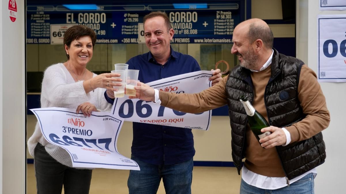 Agraciados con el ‘Segundo Premio’ del Sorteo Extraordinario de El Niño 2025 correspondiente al número 06766 celebran su suerte en la administración de Manises, a 6 de enero de 2025, en Manises, Valencia (España).