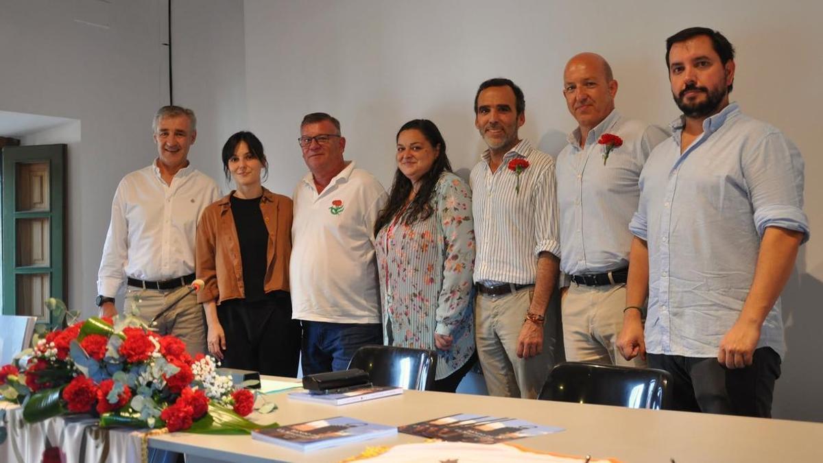 Por la izquierda, miembros de la comisión Ricardo Berciano Villalibre y Sara Quintana Tudela; el clavel de oro de este año, Juan Carlos Martínez Cavia; y más miembros de la directiva, Esther Quintana, Tudela; el presidente, Rafael Romero Pedregal; el vicepresidente, José Joaquín Duque de Estrada Almunia, y el tesorero, Juan de Dios Guitián Díaz.