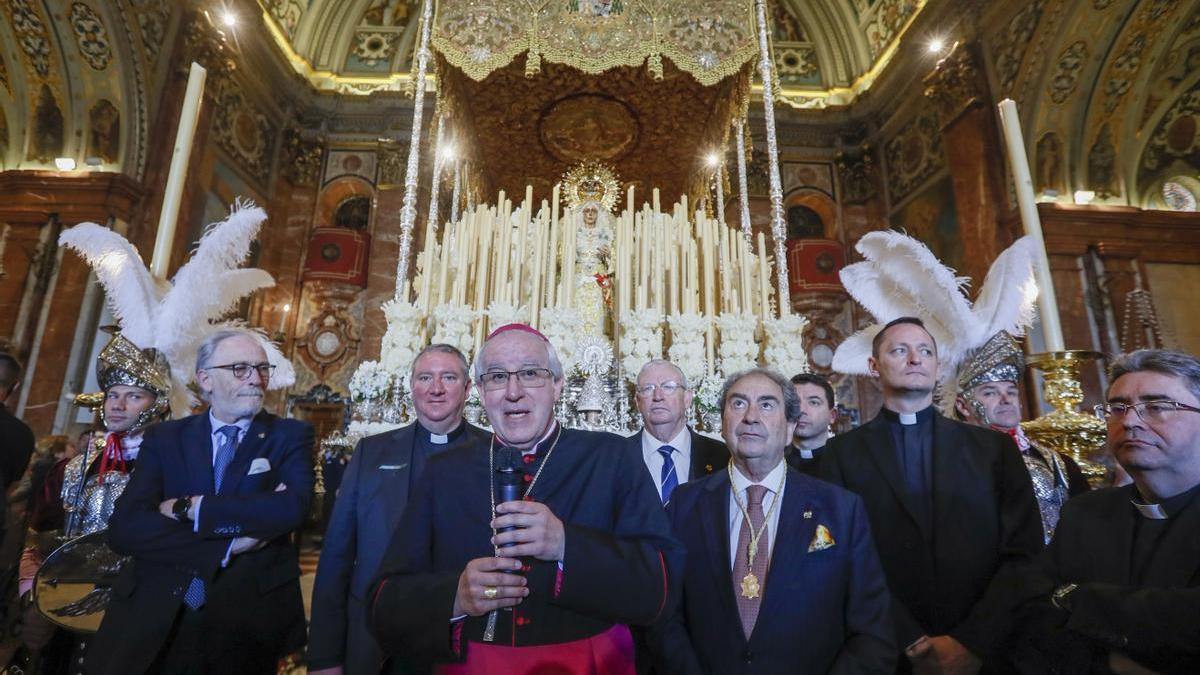 El arzobispo de Sevilla, Monseñor Saiz Meneses, se dirige a los feligreses en la Basílica de La Macarena.