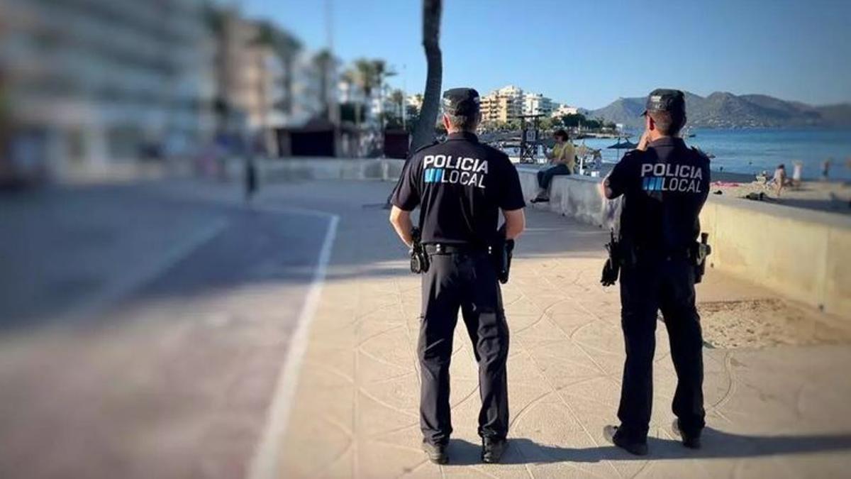 Archivbild von zwei Beamten der Ortspolizei Son Servera in Cala Millor
