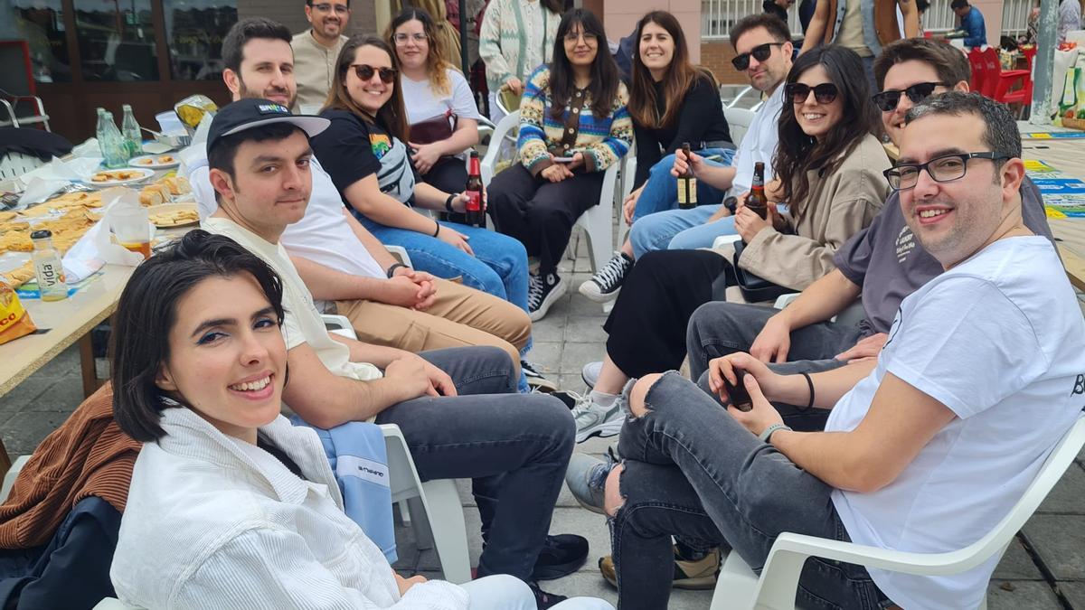 EN IMÁGENES: La comida popular de las fiestas del Puchero de Villalegre, en Avilés