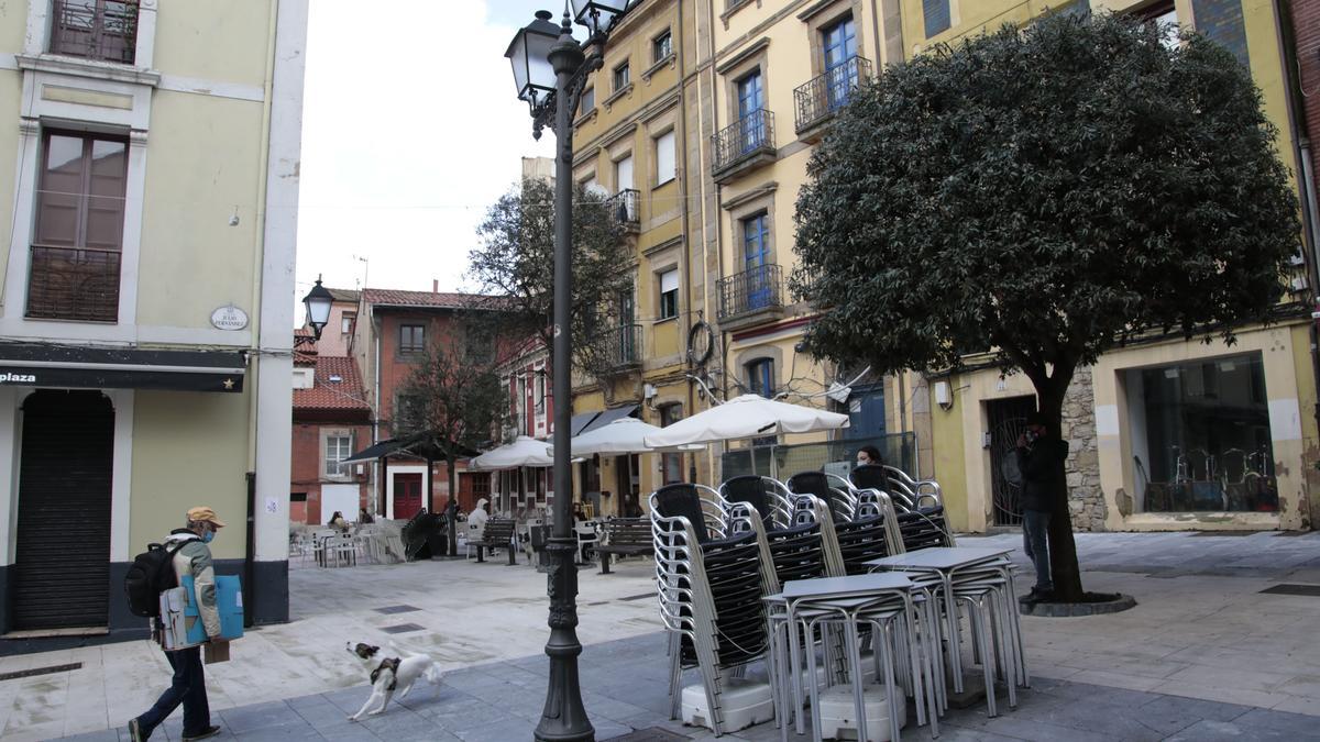 Sillas de una terraza recogidas en Cimadevilla.