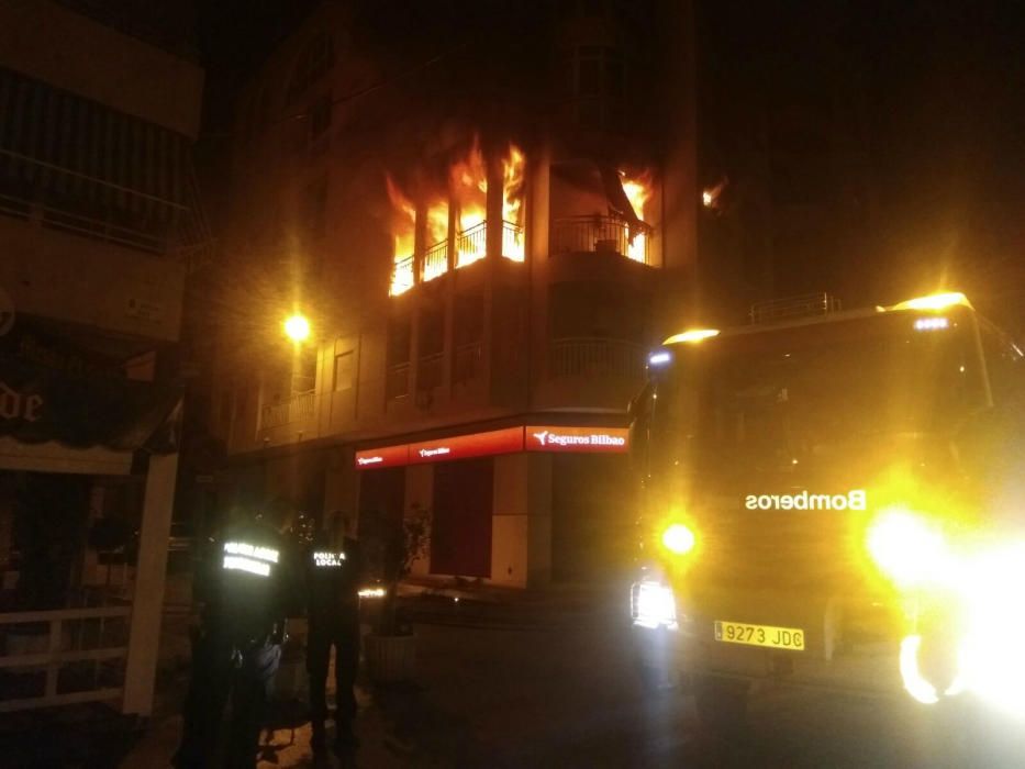 Bomberos de Torrevieja, Almoradí y Orihuela han intervenido para sofocar un incendio que ha obligado a desalojar el edificio de cinco plantas. Algunos vecinos han dejado el inmueble pasando por la azo