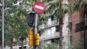 Nuevos radares pedagógicos que se están instalando en Barcelona. En la foto, el situado en la Travessera de Dalt-Verdi