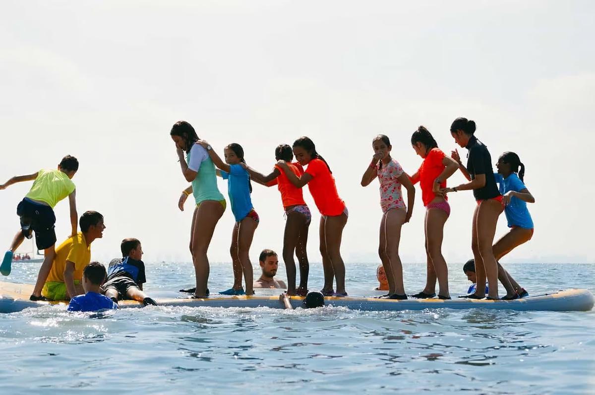 Un grupo de jóvenes disfruta en el campamento Náutico Mar Menor.