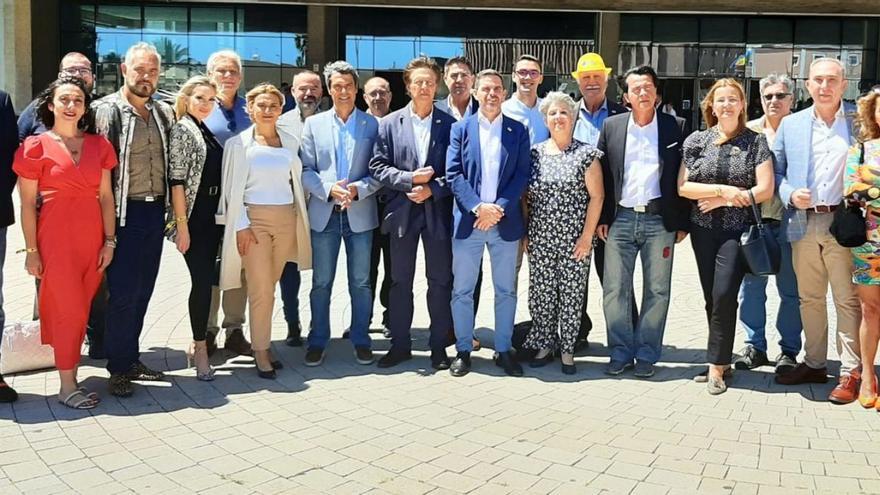 Ponce, Bento y Bravo de Laguna, en el centro, rodeados de miembros de las listas de Unidos por Gran Canaria. | | UXG