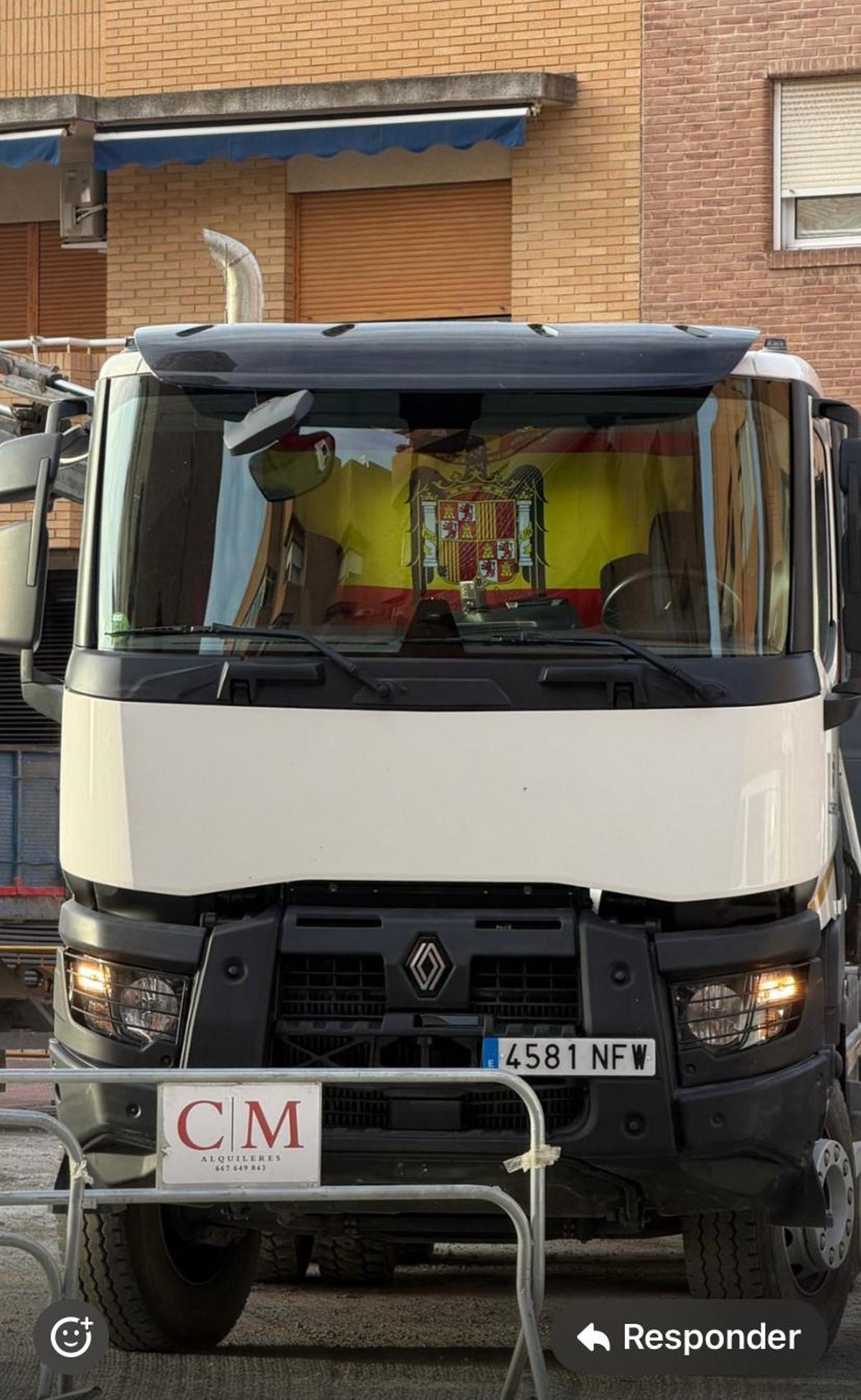 Bandera franquista en un camión en las obras en la calle Villafranqueza, en una imagen proporcionada por el PSOE