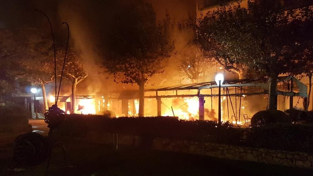 Cremen dues terrasses al passeig de Blanes