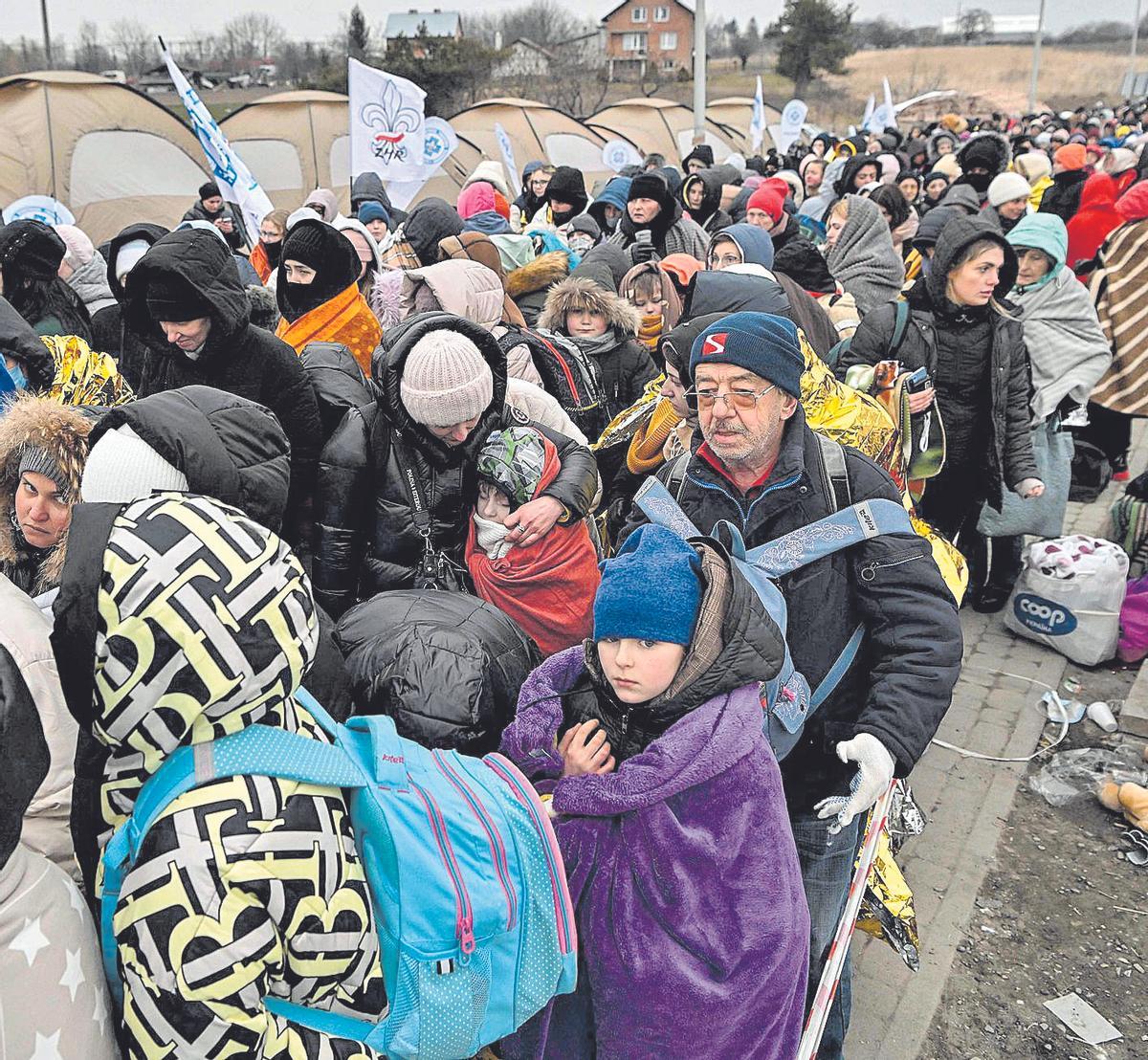 Refugiados ucranianos en la población de Medyka, en la frontera con Polonia.