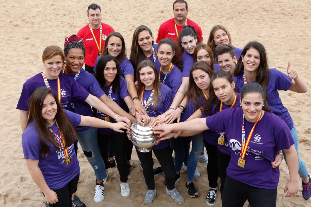 Jugadoras del Mavi balonmano celebran la Copa de la Reina en Gijón