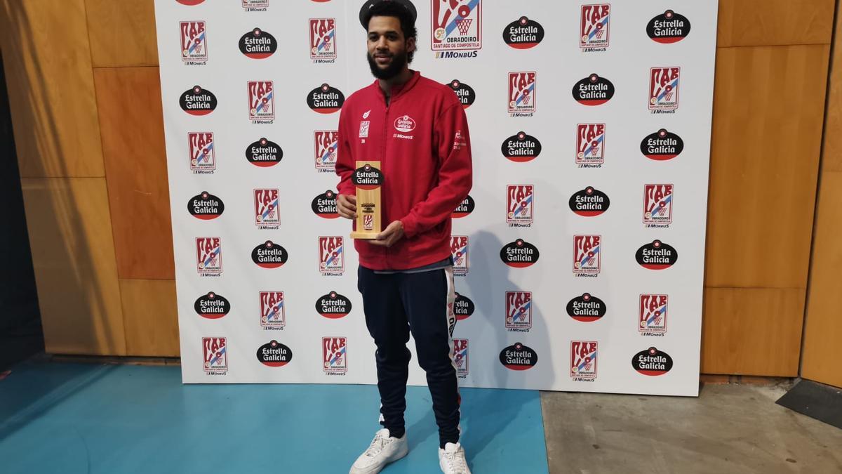 Kassius Robertson con el trofeo MVP Estrella Galicia del mes de febrero