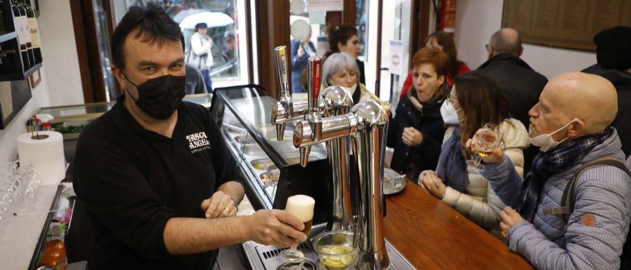 Un trabajador de la Tasca Ángel, en el centro de València.