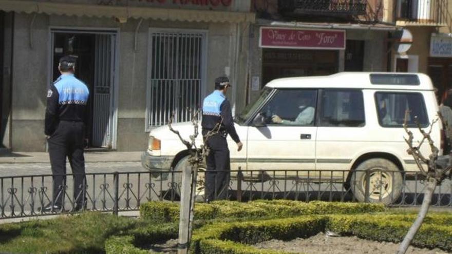 Dos policías municipales de Toro durante una de sus intervenciones en la ciudad.