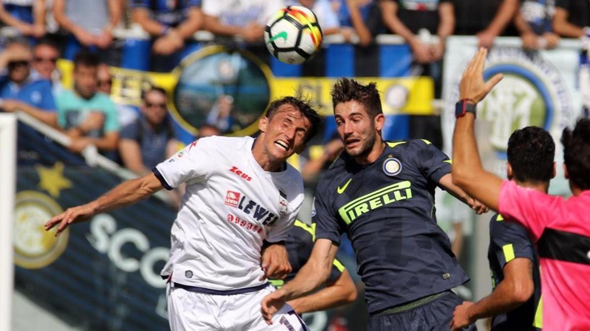 Budimir y Gagliardini pugnan por un balón