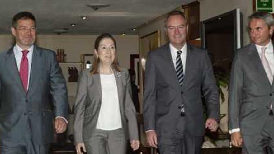 Ana Pastor y Alberto Fabra, junto al presidente de la Fundación Conexus, Manuel Broseta, y Rafael Catalá, secretario de Estado de Infraestructuras, ayer, a su llegada al acto en Madrid.