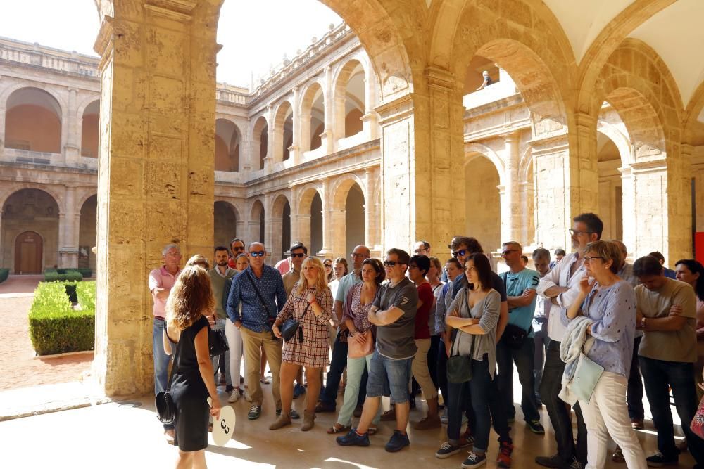 Instante de las visitas guiadas a San Miguel de los Reyes en el día del Pilar.