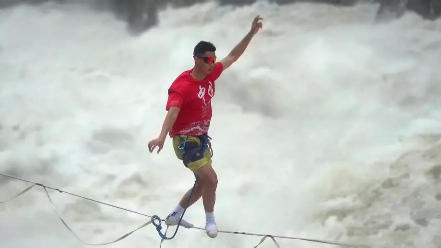 Recorre 100 metros sobre una cuerda en la Garganta del Salto del Tigre, en China