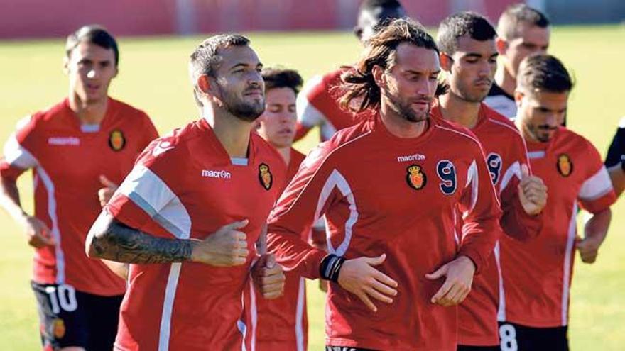 Futbolistas del Real Mallorca en un entrenamiento en Son Bibiloni.